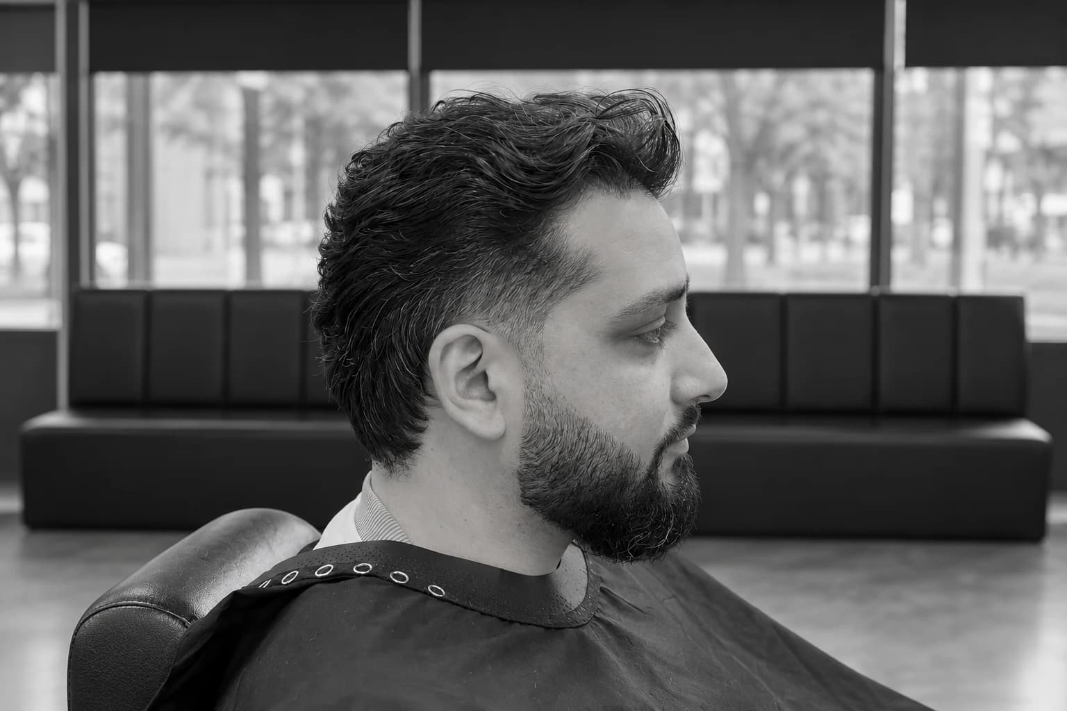 Kapsel en bijgewerkte baard in zijaanzicht bij Dubai Style.